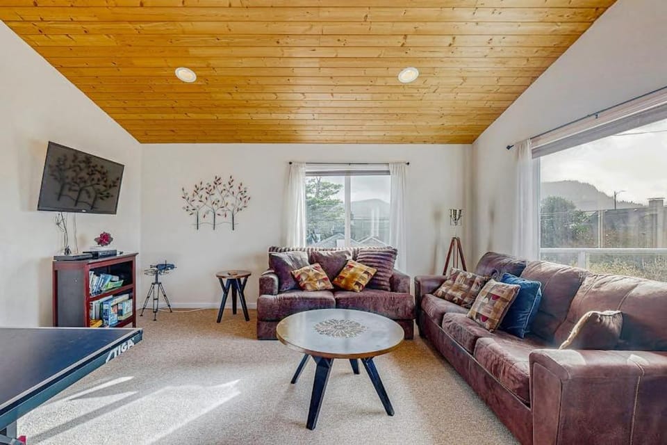 Walk to everything Ocean views fireplace & spacious deck House in Seaside