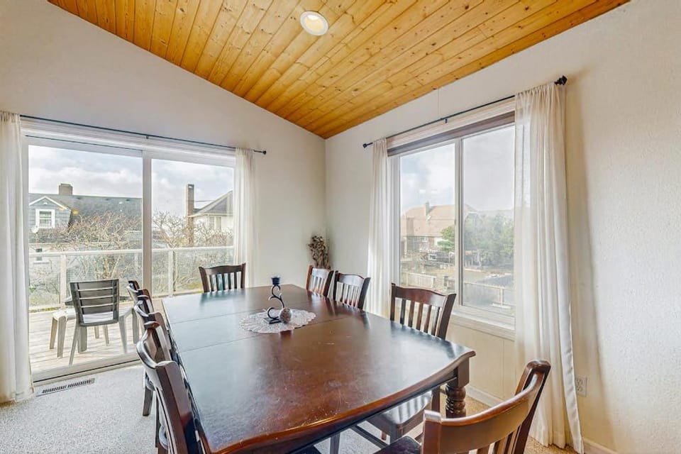 Walk to everything Ocean views fireplace & spacious deck House in Seaside