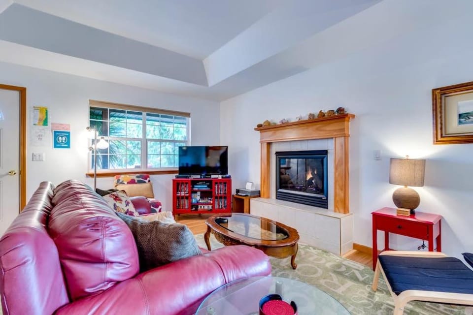 Dog-Friendly Coastal Escape with Private Hot Tub WiFi & Deck - Blocks to Park House in Seaside