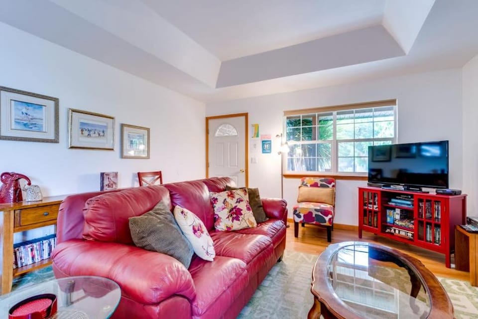 Dog-Friendly Coastal Escape with Private Hot Tub WiFi & Deck - Blocks to Park House in Seaside