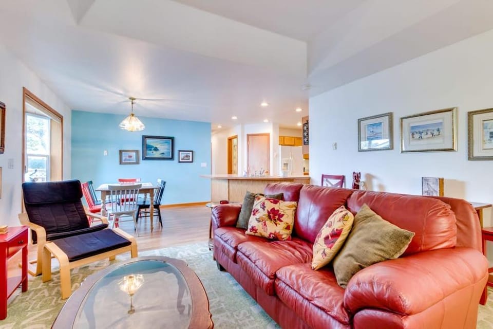 Dog-Friendly Coastal Escape with Private Hot Tub WiFi & Deck - Blocks to Park House in Seaside