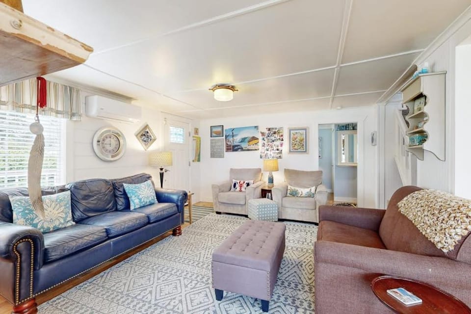 Updated house with patio great location near beach dog-friendly House in Seaside