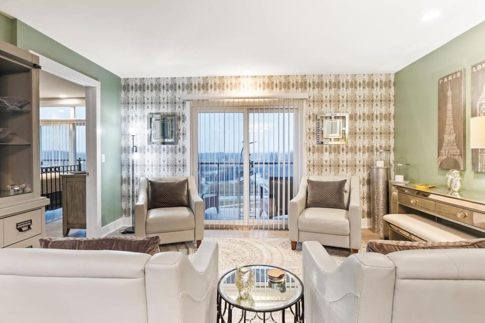 Hotel Canandaigua Lakefront Condo - PoolHot Tub House in Canandaigua Lake
