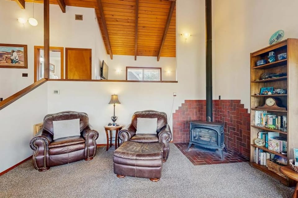 Dog-friendly home near the beach with large deck yard & washer&dryer House in Seaside