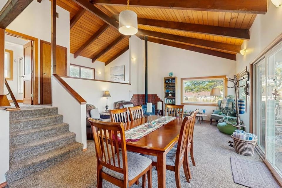 Dog-friendly home near the beach with large deck yard & washer&dryer House in Seaside
