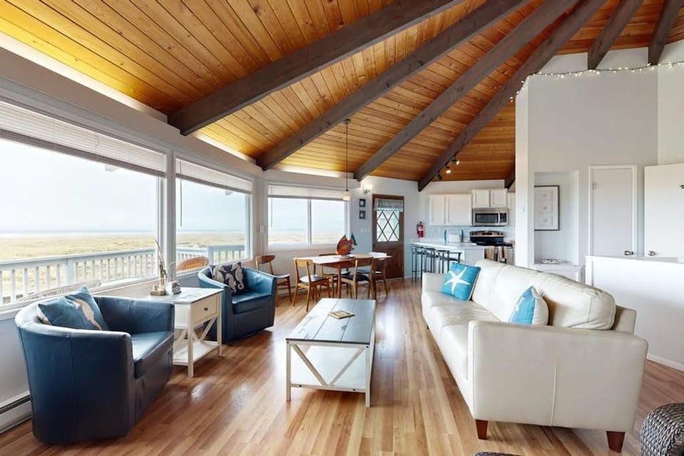 Oceanfront octagon house with panoramic water views WiFi & washer&dryer House in Seaside