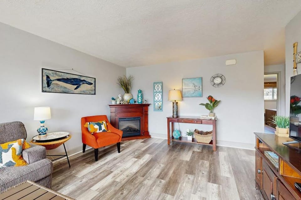 Dog-friendly condo by the beach & close to downtown with river views House in Seaside