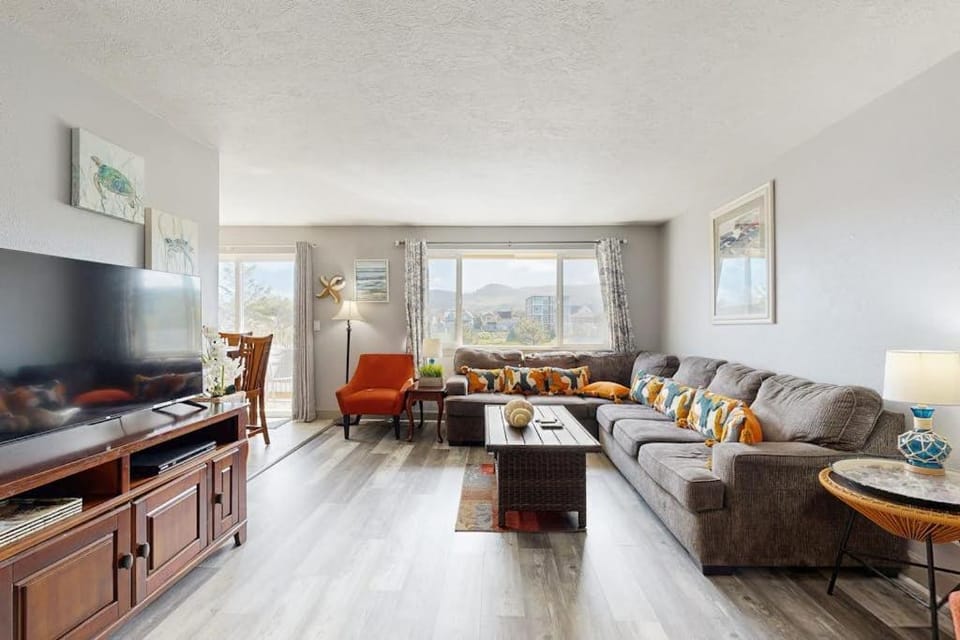 Dog-friendly condo by the beach & close to downtown with river views House in Seaside