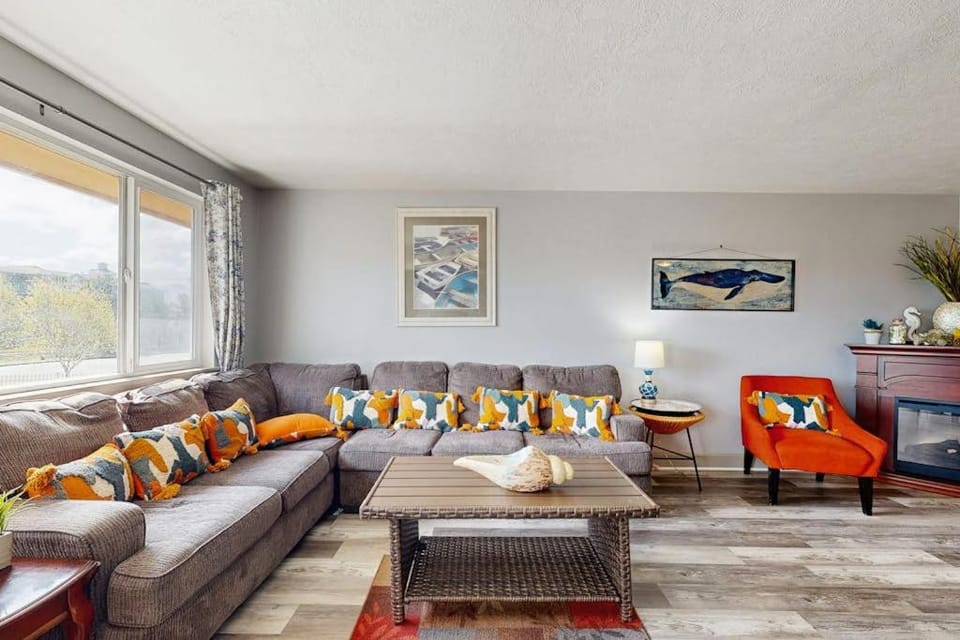Dog-friendly condo by the beach & close to downtown with river views House in Seaside