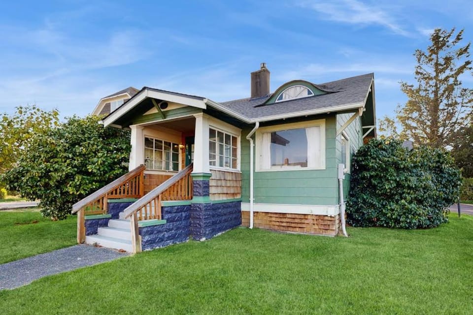 Spacious house with private hot tub on the river dog friendly House in Seaside