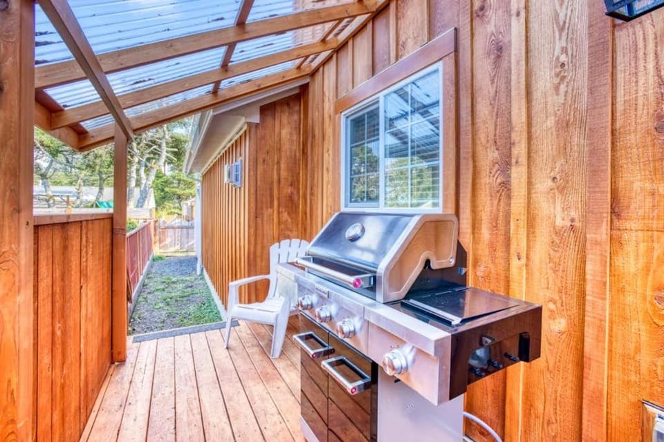 Updated home with fireplace & media room - 2 blocks to the beach & promenade House in Seaside