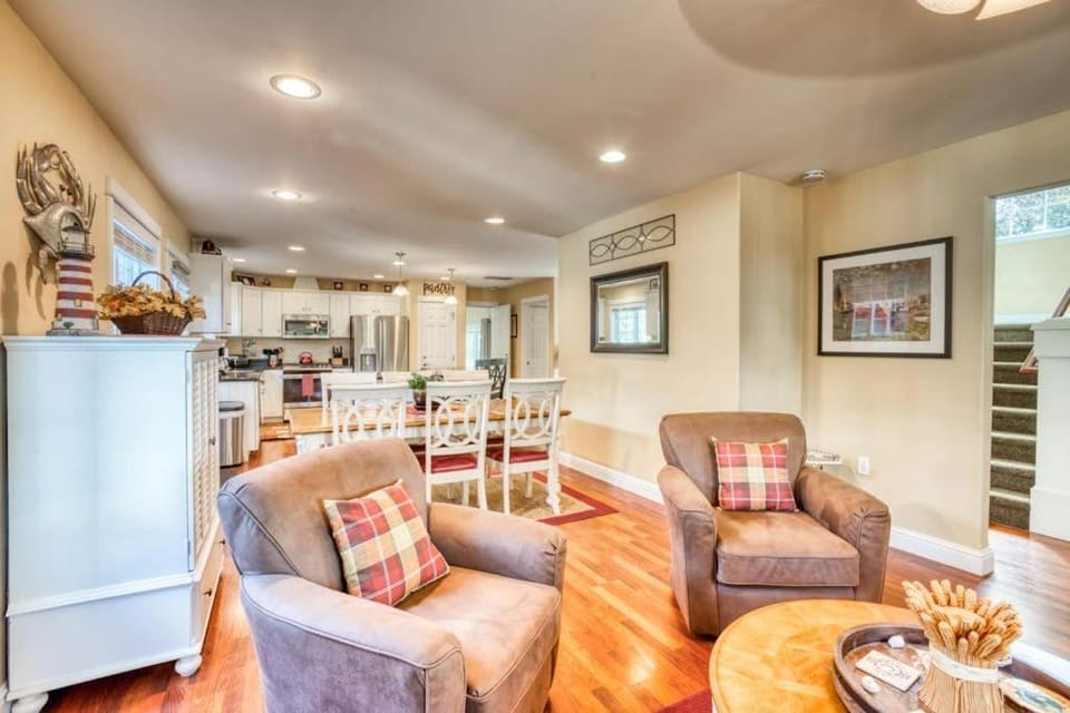Updated home with fireplace & media room - 2 blocks to the beach & promenade House in Seaside
