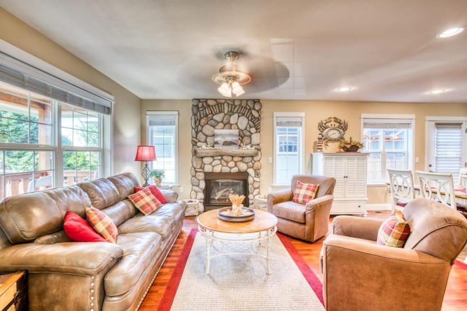 Updated home with fireplace & media room - 2 blocks to the beach & promenade House in Seaside