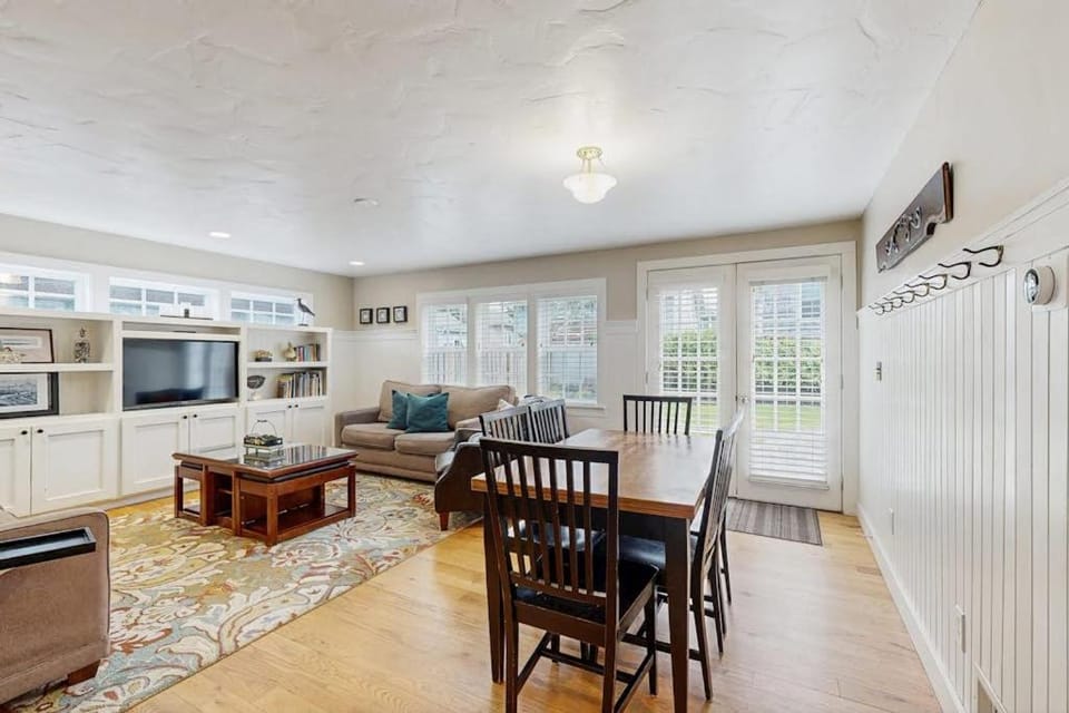 Charming cottage 1 block from the Prom & beach with private deck & Ping-Pong House in Seaside