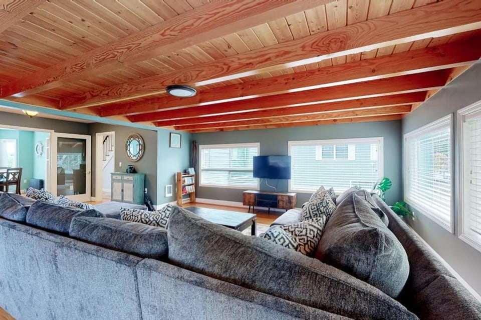 Coastal beach retreat with deck grill fireplace washer&dryer and free WiFi House in Seaside