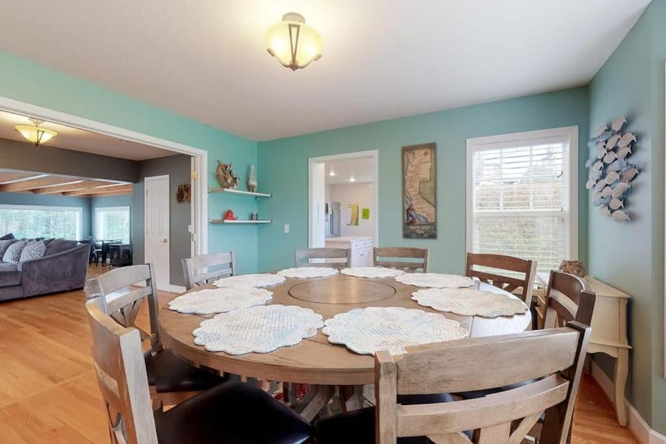 Coastal beach retreat with deck grill fireplace washer&dryer and free WiFi House in Seaside