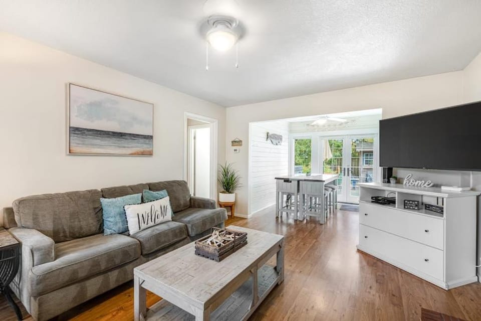 Dog-Friendly Home withFenced Oasis Gas Grill - Walk Everywhere House in Seaside