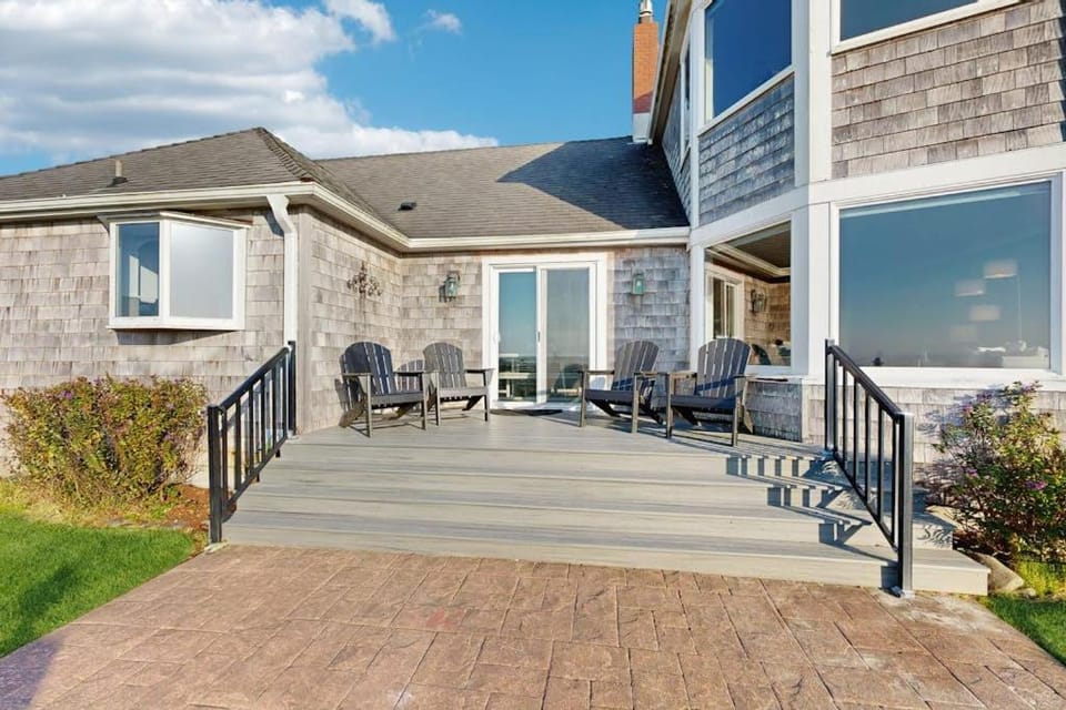 Dog-Friendly Oceanfront Home with Free WiFi Full Kitchen & Outdoor Fireplace House in Seaside