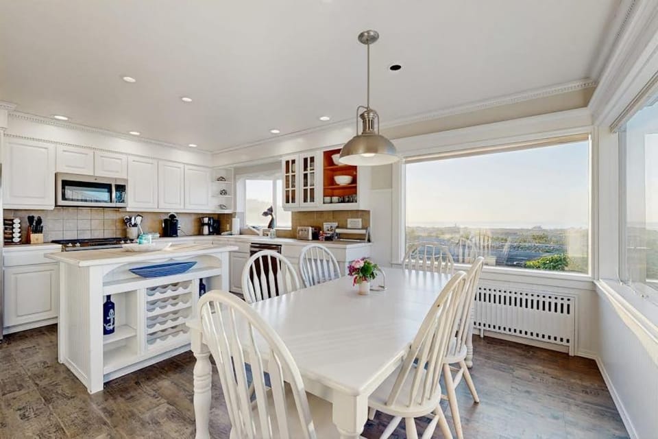 Dog-Friendly Oceanfront Home with Free WiFi Full Kitchen & Outdoor Fireplace House in Seaside