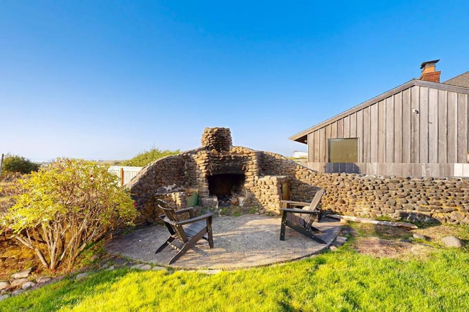 Dog-Friendly Oceanfront Home with Free WiFi Full Kitchen & Outdoor Fireplace House in Seaside