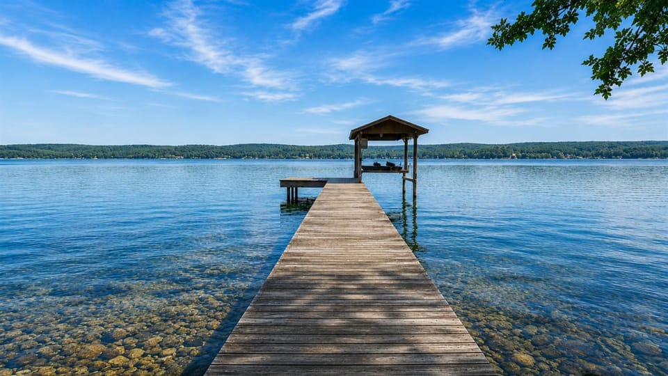Seneca Wine Trail Lakefront Hot Tub Dock House in Fayette