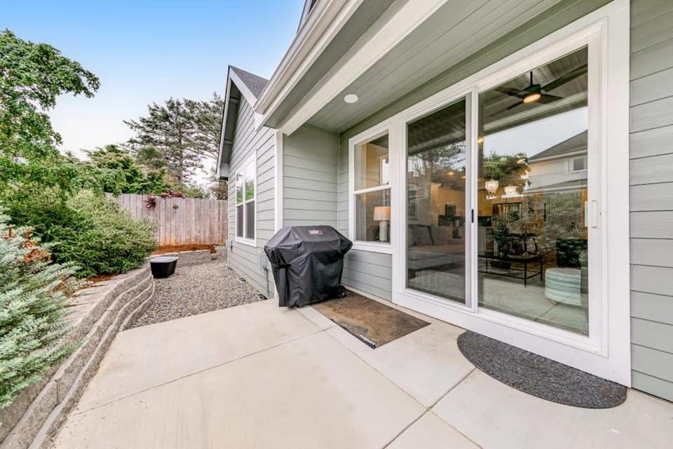 Dog-friendly home near the ocean with a fireplace washer&dryer & fast WiFi House in Seaside