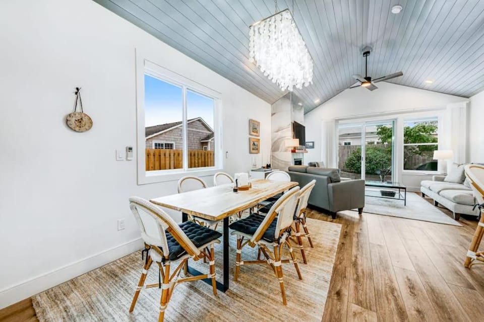 Dog-friendly home near the ocean with a fireplace washer&dryer & fast WiFi House in Seaside