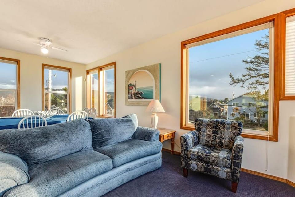 Ocean view home with WiFi gas fireplaces private washer&dryer and foosball House in Seaside