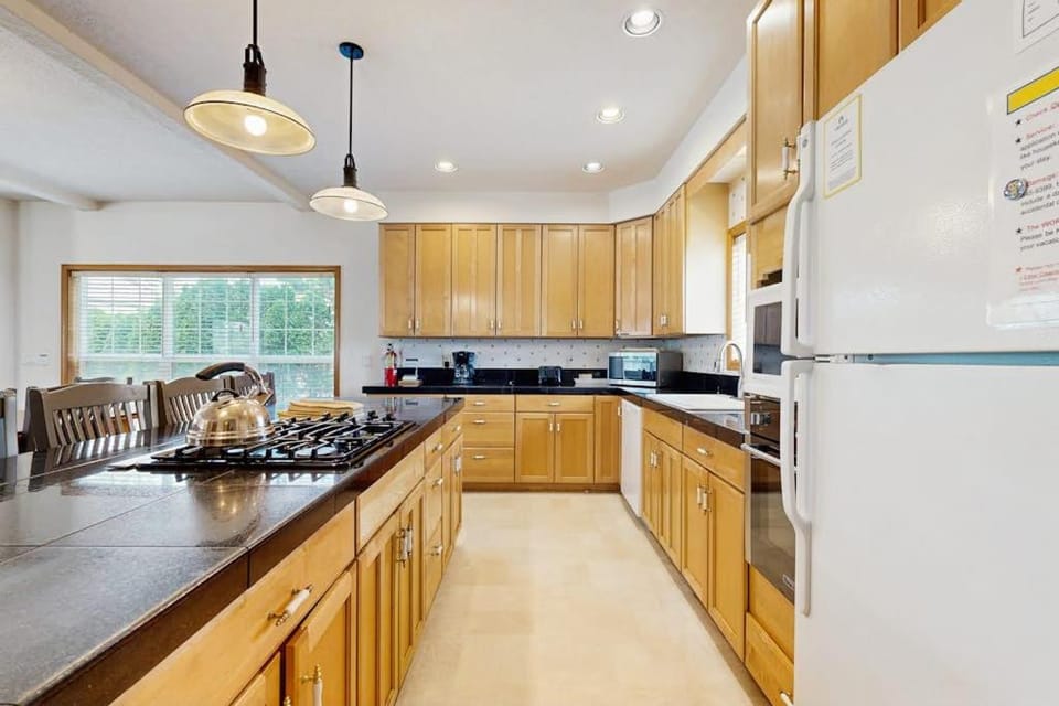 Large home 1 block from the beach with ocean view game room fireplace & WiFi House in Seaside