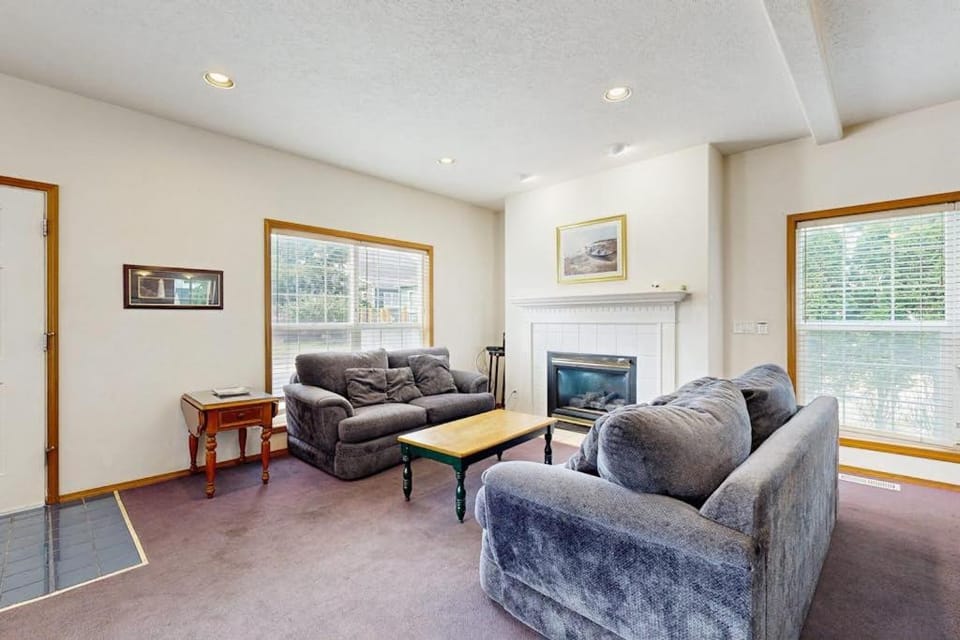 Large home 1 block from the beach with ocean view game room fireplace & WiFi House in Seaside