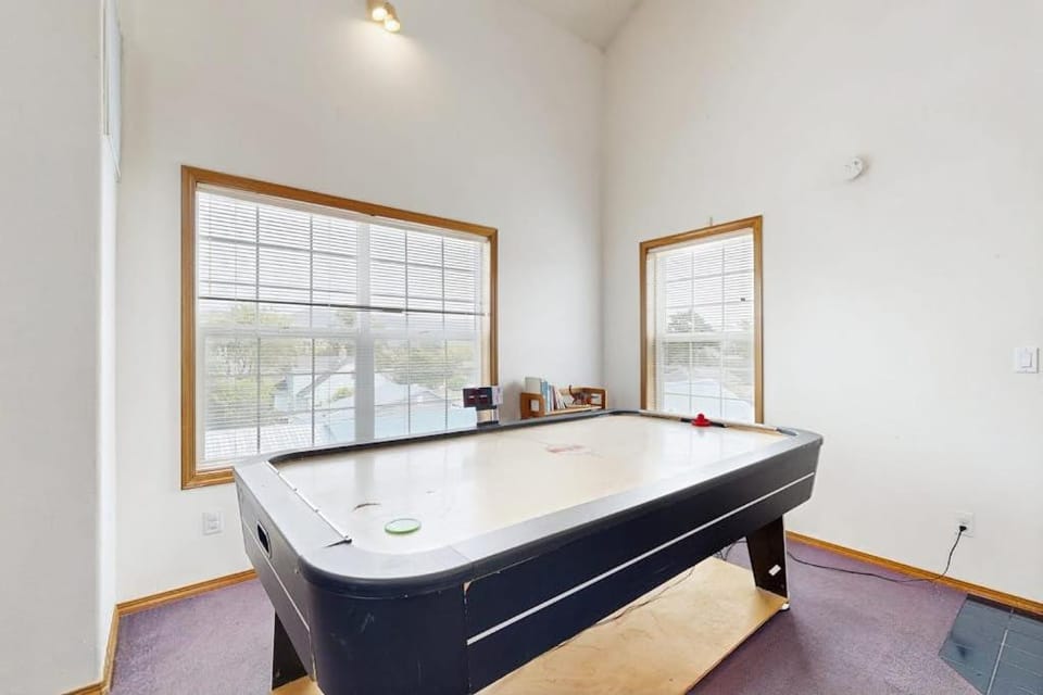 Large home 1 block from the beach with ocean view game room fireplace & WiFi House in Seaside