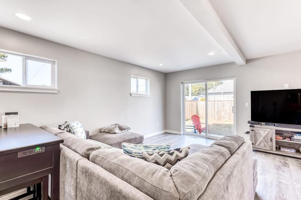 Modern home with fenced yard 4 blocks from the beach & downtown House in Seaside
