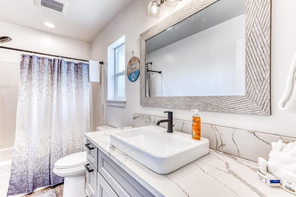 Modern home with fenced yard 4 blocks from the beach & downtown House in Seaside
