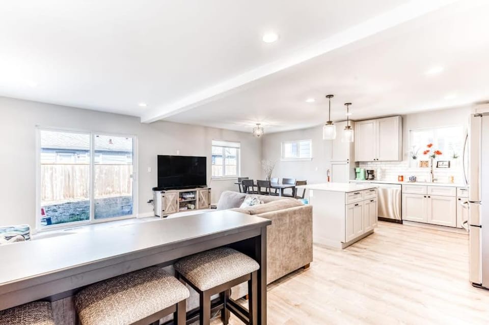 Modern home with fenced yard 4 blocks from the beach & downtown House in Seaside