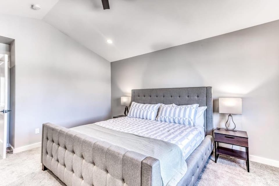 Modern home with fenced yard 4 blocks from the beach & downtown House in Seaside