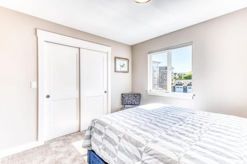 Modern home with fenced yard 4 blocks from the beach & downtown House in Seaside