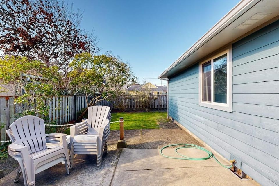 Beach getaway - sunny patio modern kitchen fast WiFi - walk to ocean dogs ok House in Seaside