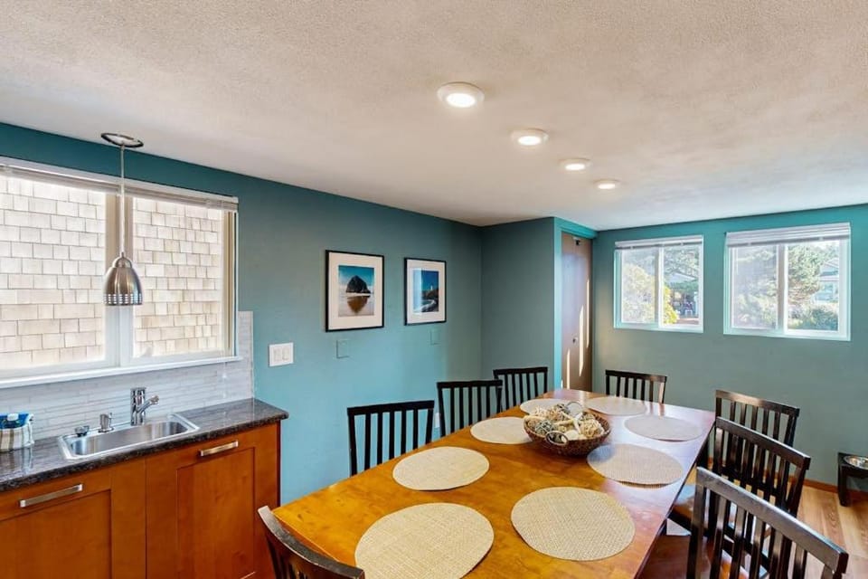 Beach getaway - sunny patio modern kitchen fast WiFi - walk to ocean dogs ok House in Seaside