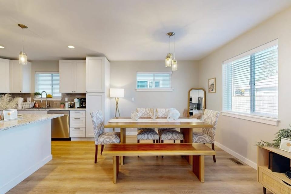 Cozy townhome close to beach and ocean with WiFi streaming and BBQ grill House in Seaside