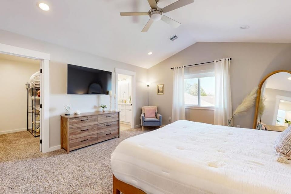 Cozy townhome close to beach and ocean with WiFi streaming and BBQ grill House in Seaside