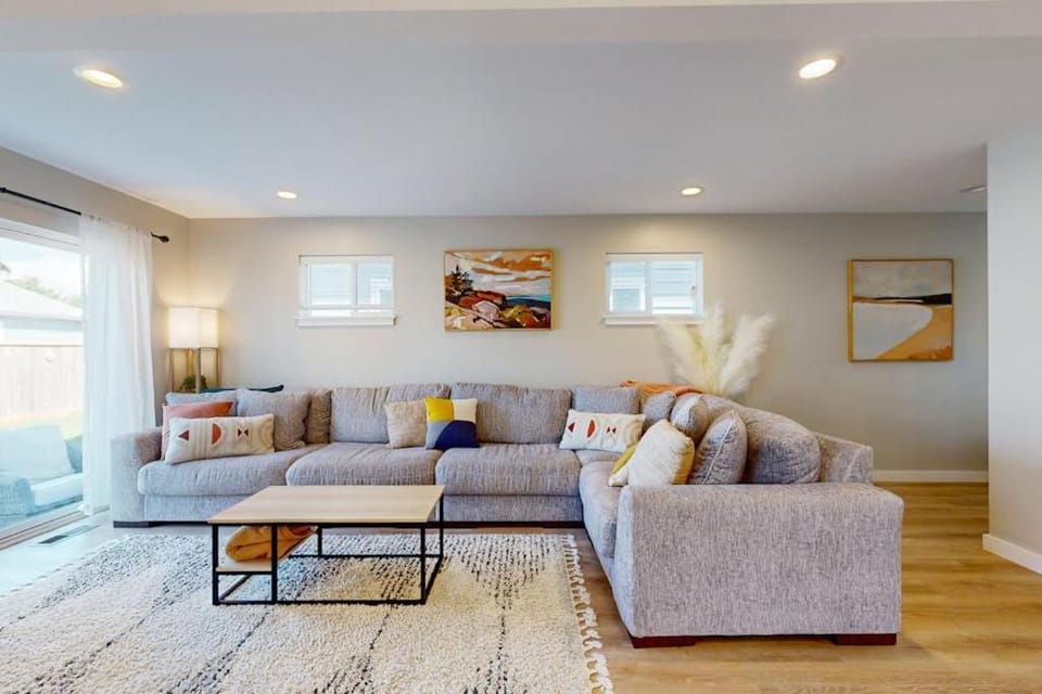 Cozy townhome close to beach and ocean with WiFi streaming and BBQ grill House in Seaside