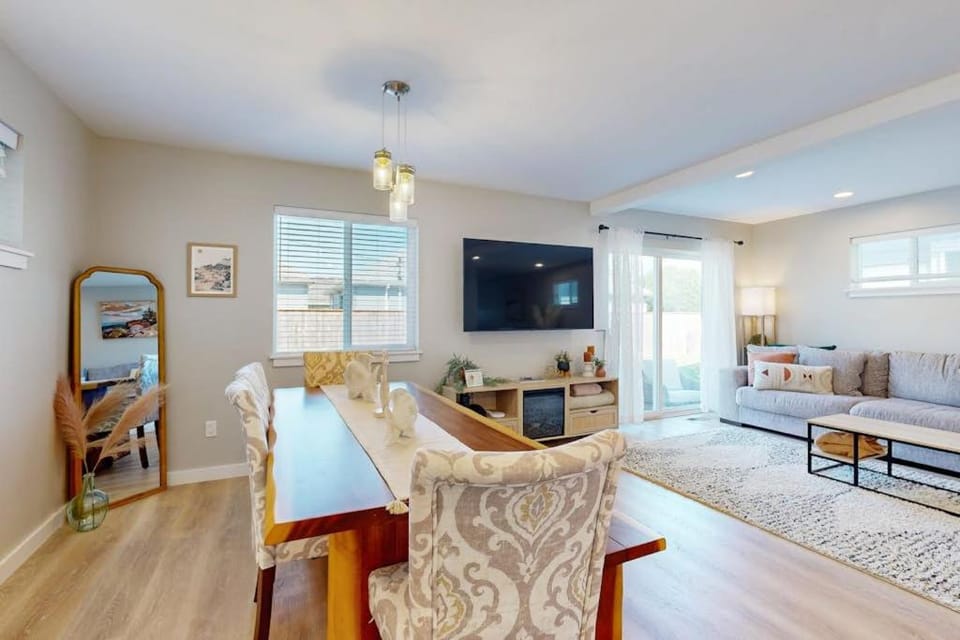 Cozy townhome close to beach and ocean with WiFi streaming and BBQ grill House in Seaside