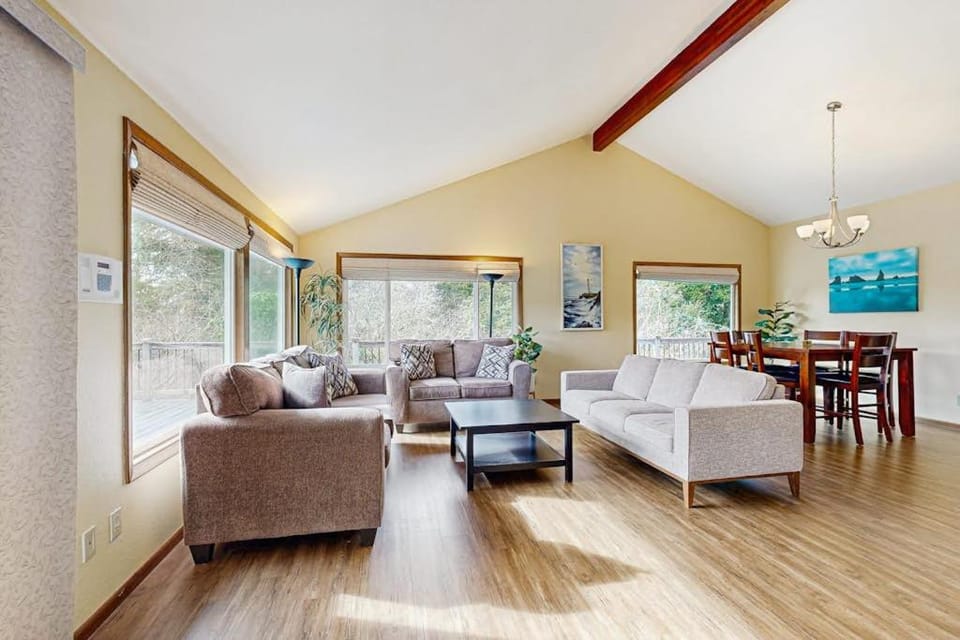 Charming riverfront home with deck WiFi streaming W&D - 7 blocks to the beach House in Seaside