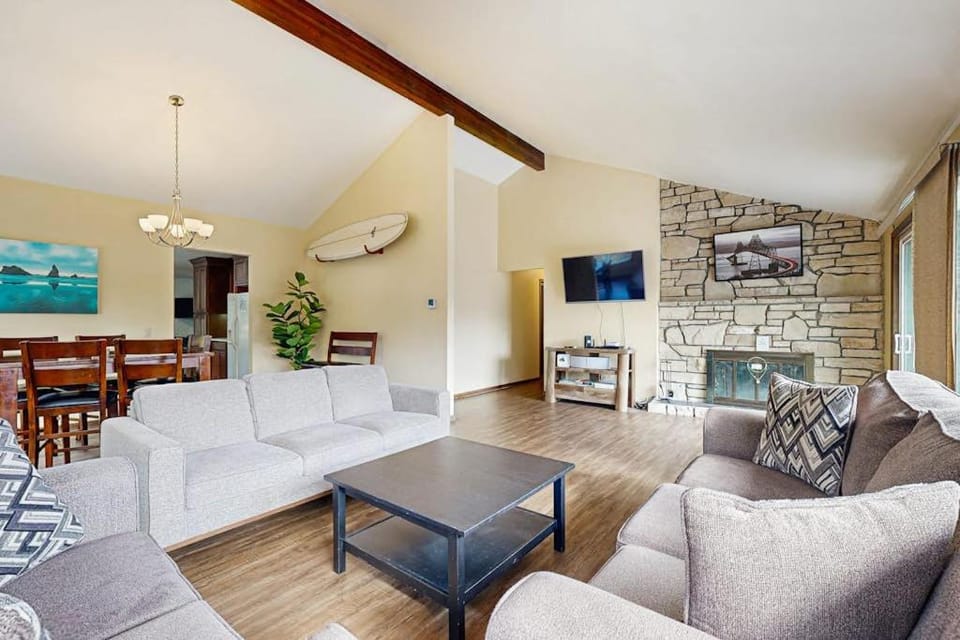Charming riverfront home with deck WiFi streaming W&D - 7 blocks to the beach House in Seaside