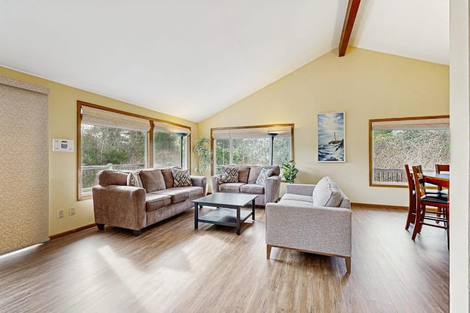 Charming riverfront home with deck WiFi streaming W&D - 7 blocks to the beach House in Seaside