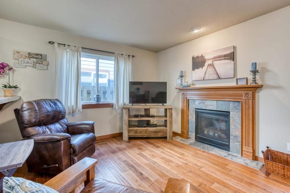 Modern Seaside townhome with easy beach access firepit fireplace washer&dryer House in Seaside