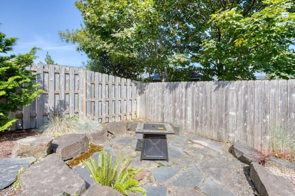 Modern Seaside townhome with easy beach access firepit fireplace washer&dryer House in Seaside
