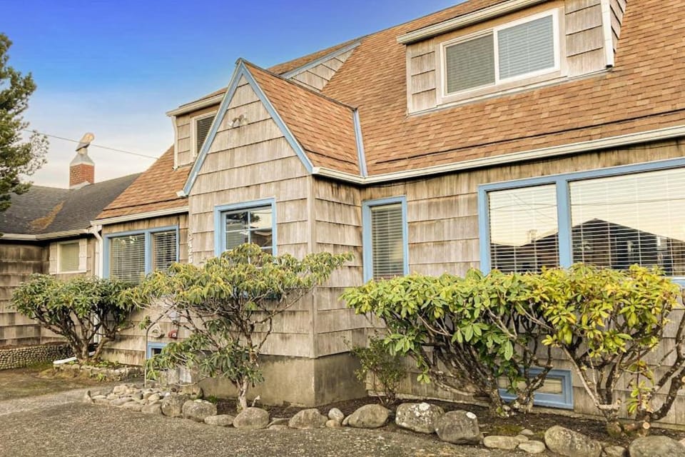 Spacious family friendly home one block to the beach with WiFi and game room House in Seaside