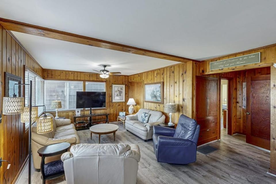 Spacious family friendly home one block to the beach with WiFi and game room House in Seaside