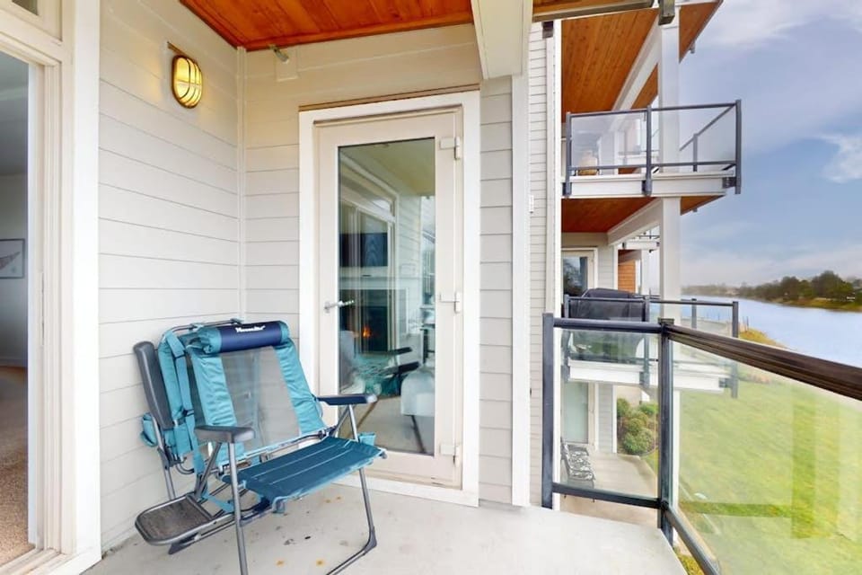 Condo with riverfront view - close to beaches & town - walk everywhere House in Seaside